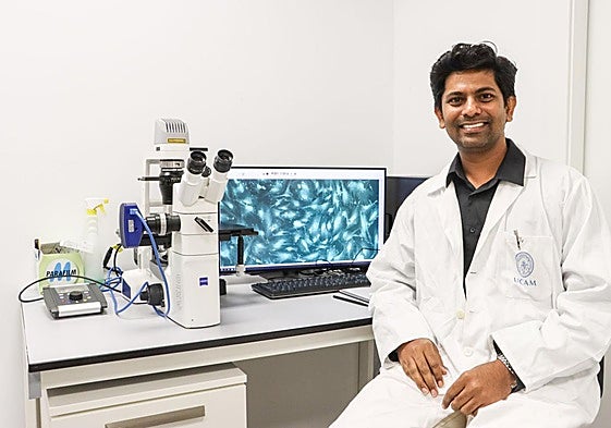 El doctor Jeevithan Elango, en un laboratorio de la UCAM.