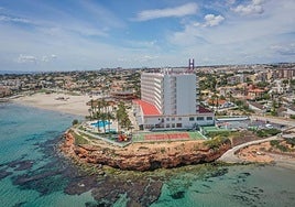 Vista aérea de la costa oriolana con la playa y hotel de La Zenia en primer plano.