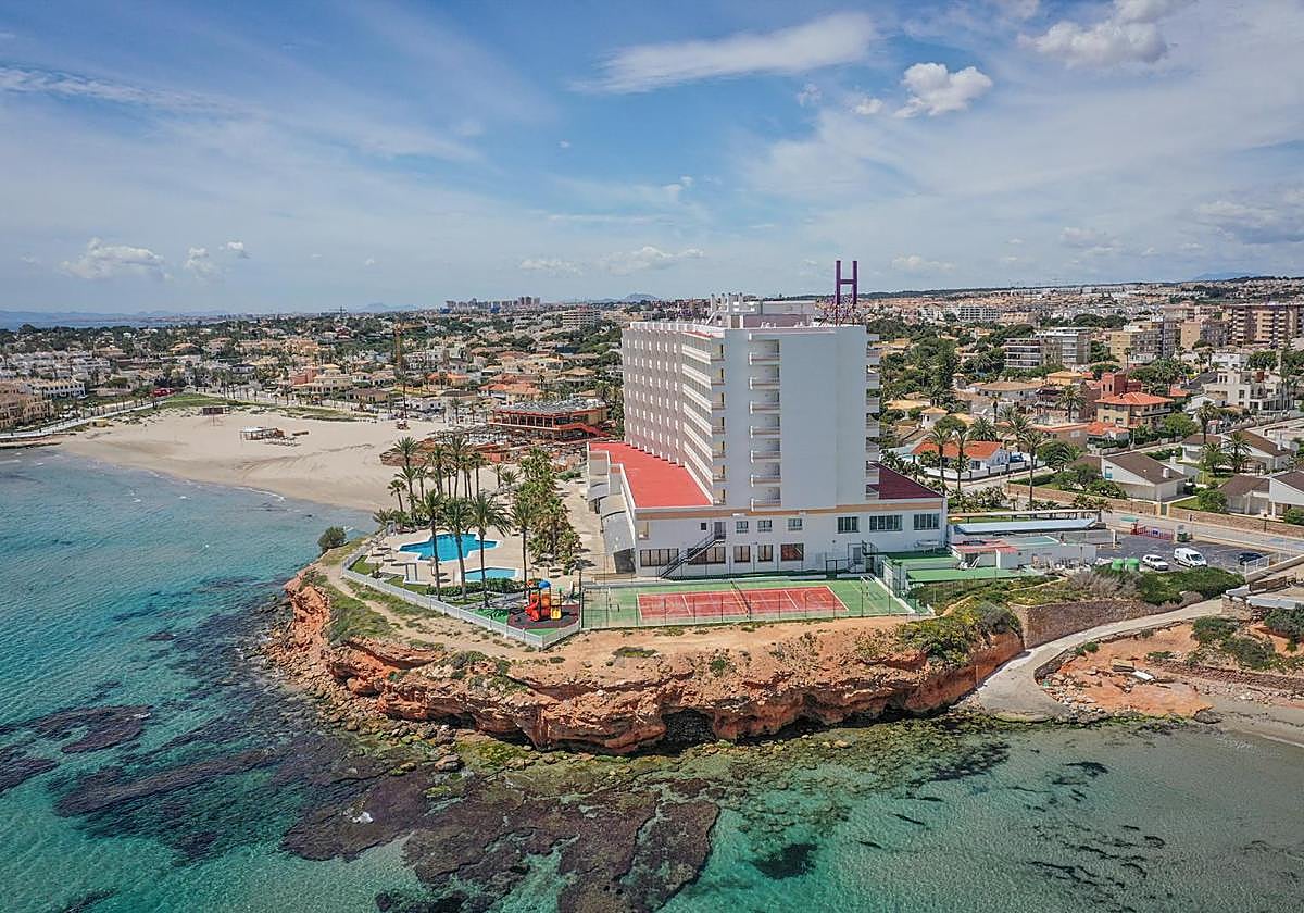 Vista aérea de la costa oriolana con la playa y hotel de La Zenia en primer plano.