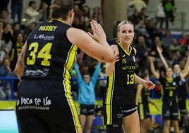 Petra Holešínská y Billie Massey, en un partido esta temporada.