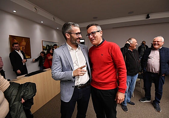 Francisco Lucas y Diego Conesa se saludan durante la toma de posesión de la alcaldesa de Alhama de Murcia, Rosa Sánchez, el pasado 8 de enero