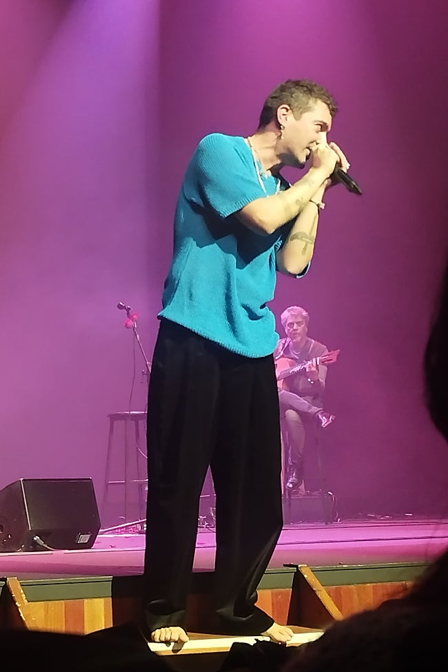 Muerdo descalzo en la escalera de acceso al patio de butacas del TCM.