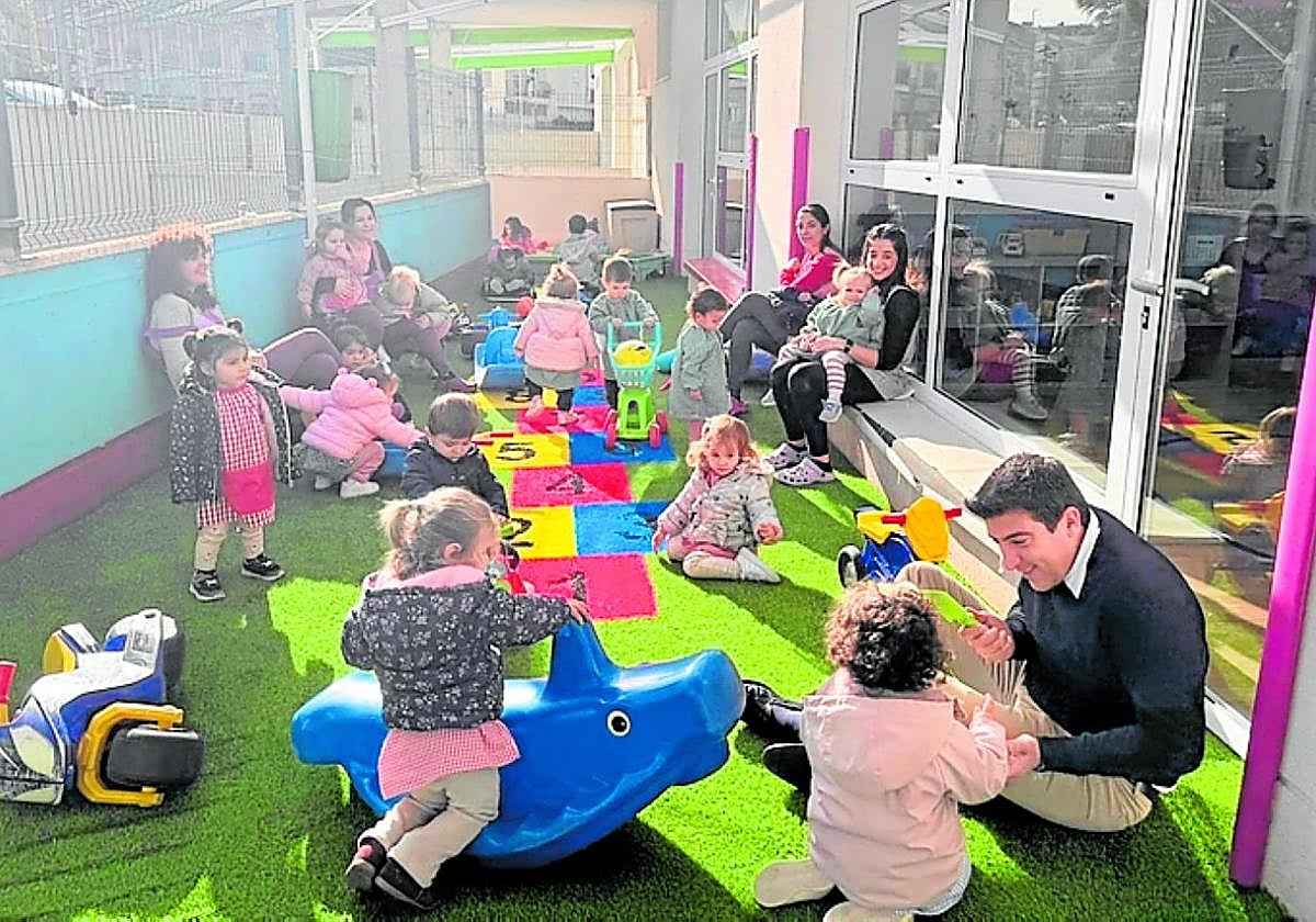 El alcalde, Pablo Cano, durante su visita a las escuelas infantiles.