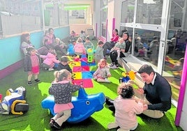 El alcalde, Pablo Cano, durante su visita a las escuelas infantiles.