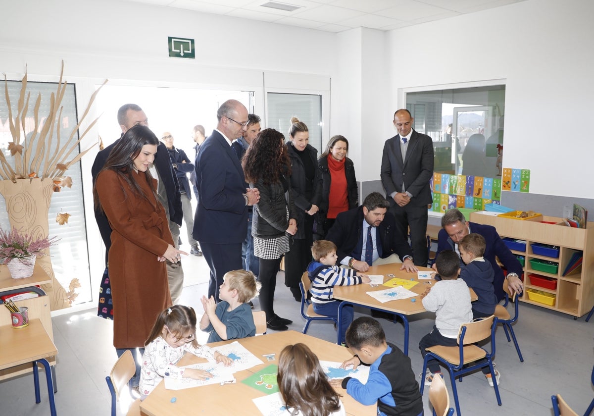 El presidente de la Región, Fernando López Miras, y el alcalde de Lorca, Fulgencio Gil, sentados con los niños en una de las mesas del nuevo aulario.