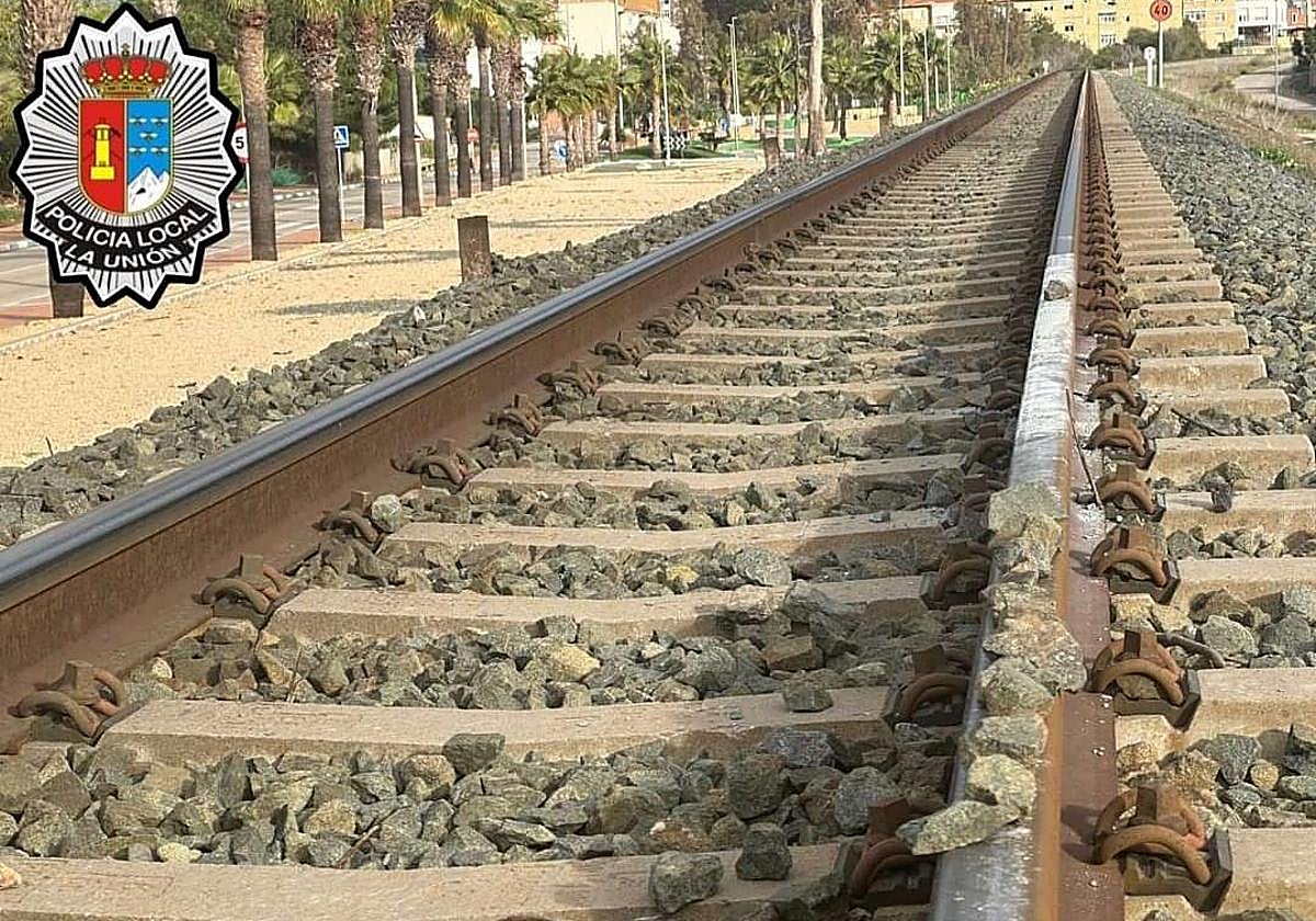 Las piedras colocadas en la vía del tren.