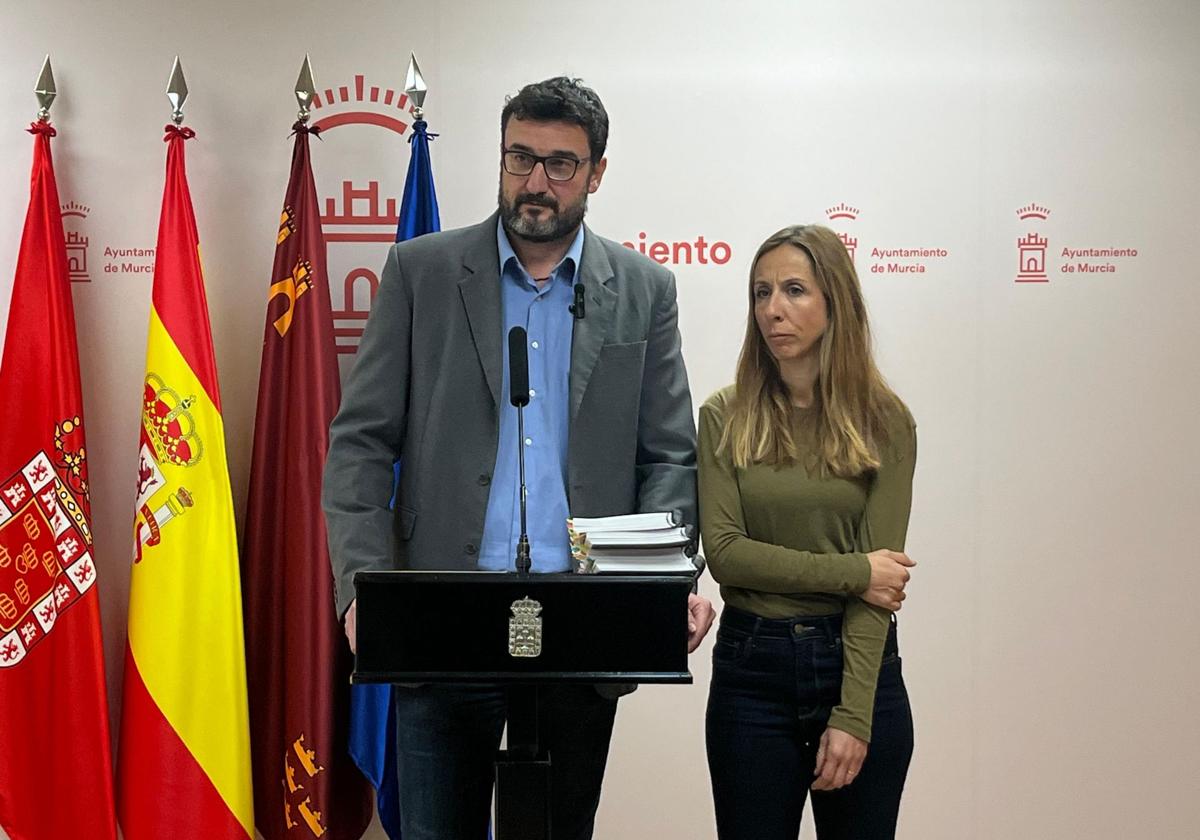 Ginés Ruiz, junto a Esther Nevado, este martes en la rueda de prensa.