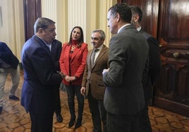 El ministro Luis Planas (izq.), junto a la consejera Sara Rubira, este miércoles en Madrid.