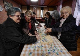 Un grupo de amasadoras de panecillos, este miércoles, en la ermita de San Antón.