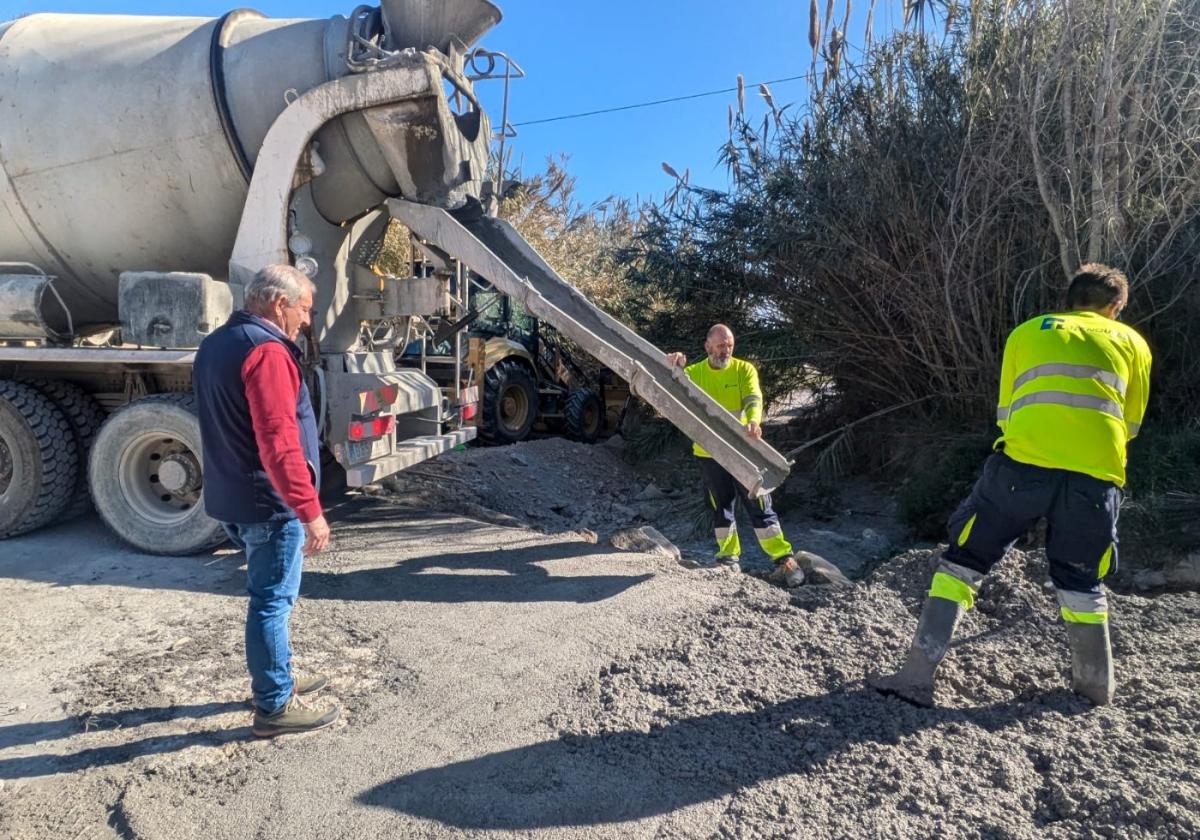 Operarios municipales en uno de los caminos que abarca el plan.