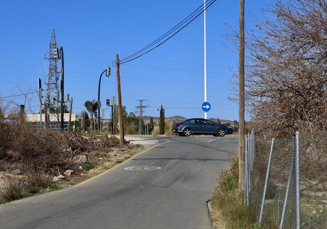El acceso a la Costera desde la calle Colegio carece de seguridad, dada su pendiente y la ausencia de acera.
