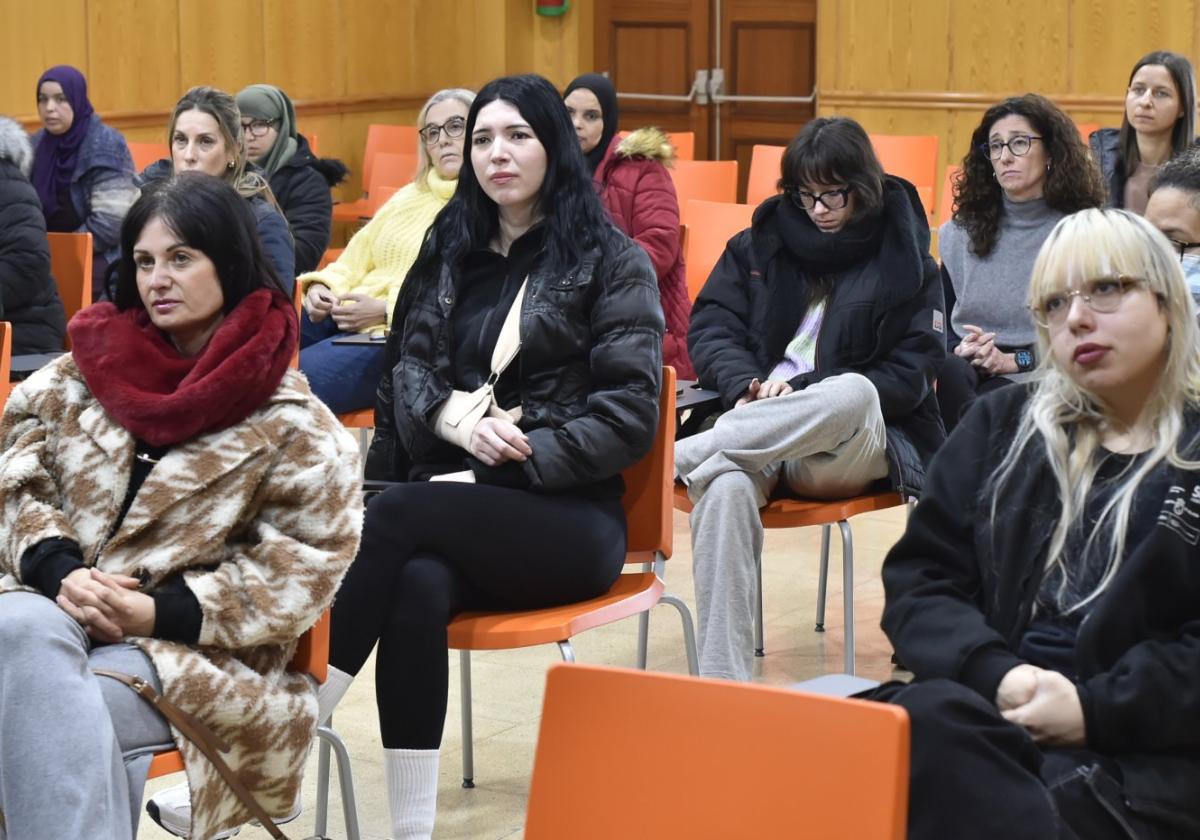 Alumnas de algunos de los cursos ofertados, durante la presentación de la oferta en el Centro de Formación de la Fica.