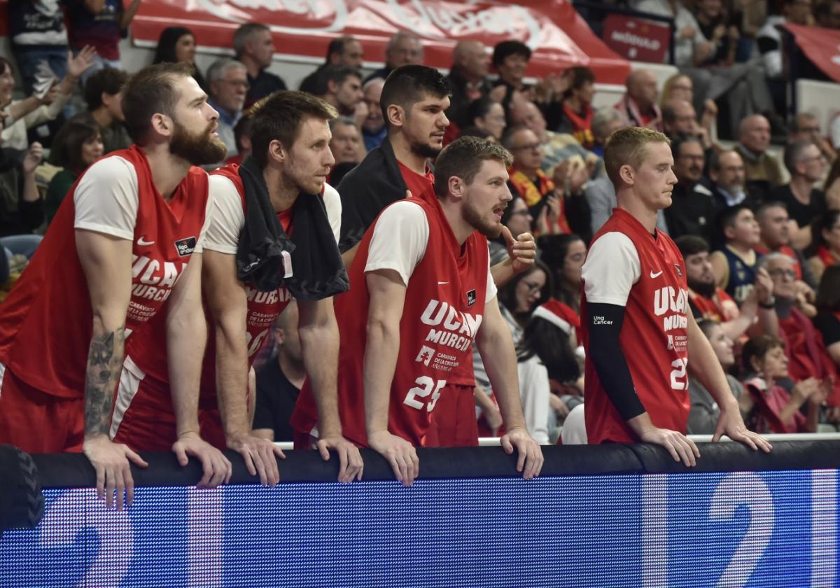 El banquillo se levanta expectante en un momento del UCAM-Unicaja del pasado día 2.