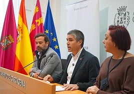 Juan José López Escolar, Jesús Giménez Gallo y Chiru Graña, en la rueda de prensa de este miércoles en el Palacio Consistorial.