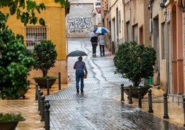 Viandantes con paraguas en Murcia, en una imagen de archivo.