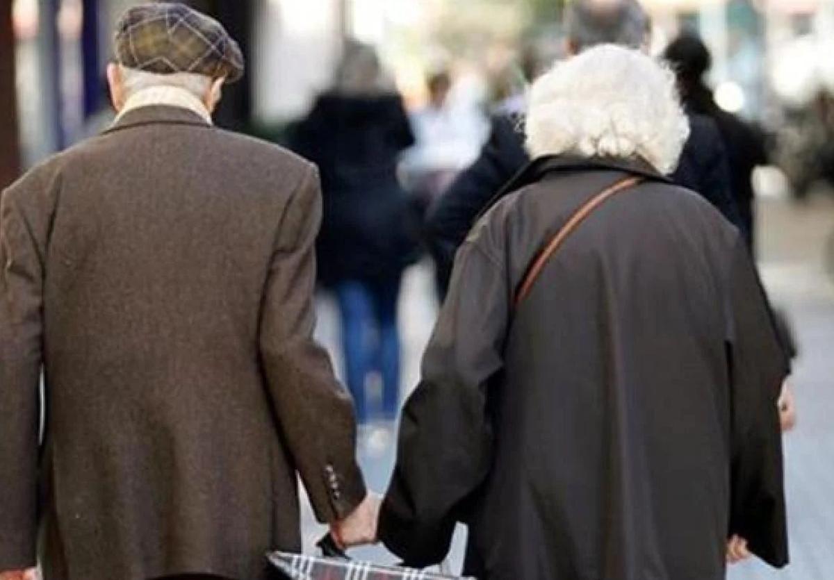 Una pareja después de hacer la compra.