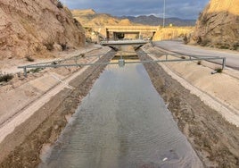 Canal del postrasvase a la altura de Lorca, en una imagen de archivo.