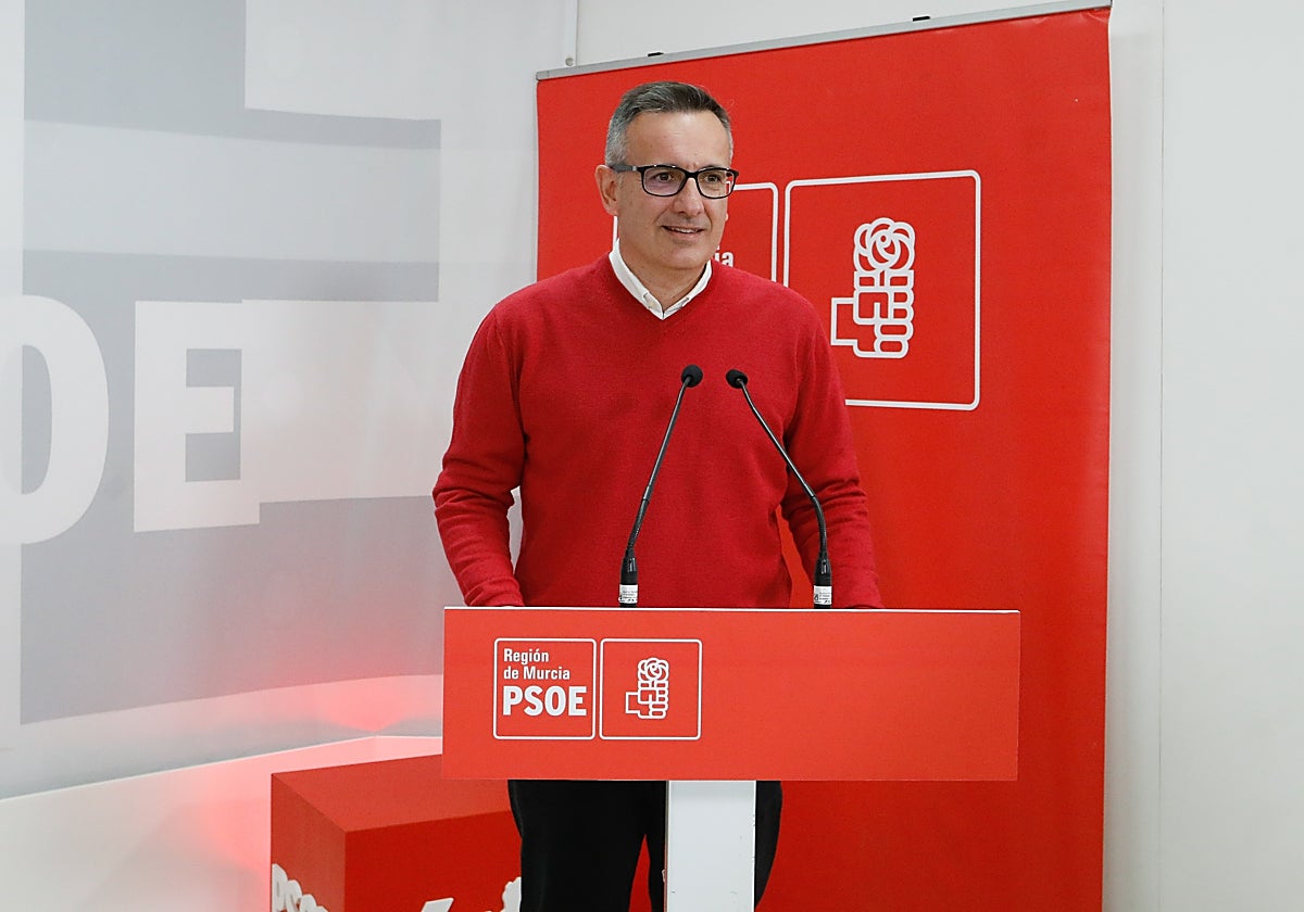 Diego Conesa, candidato a las primarias del PSRM, en los momentos previos al debate con Francisco Lucas ayer miércoles