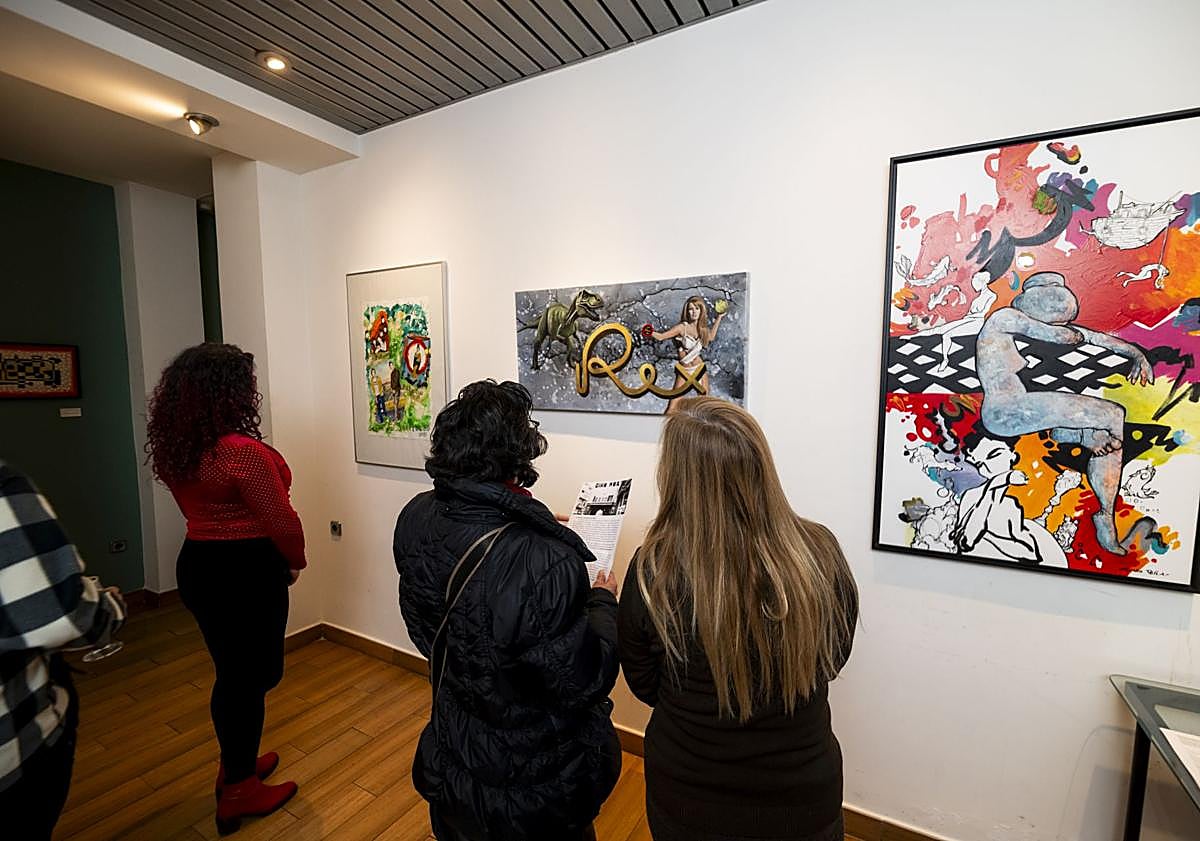 Imagen principal - Inauguración este jueves de la muestra en el bar El Sur. 