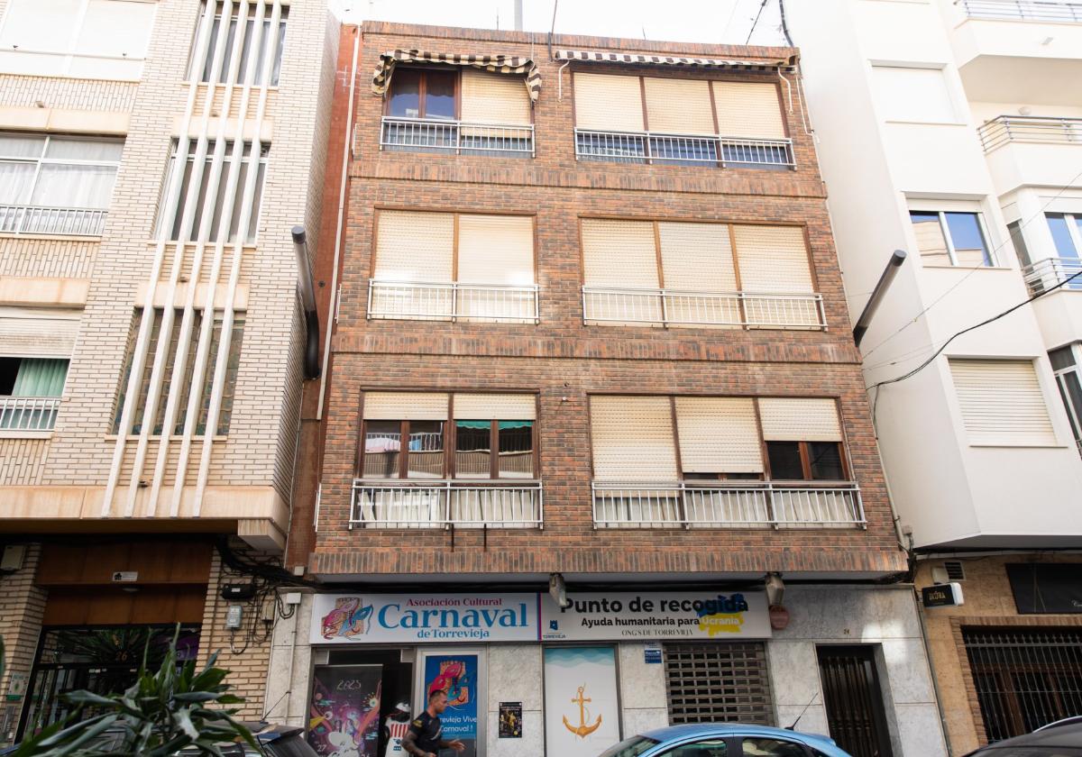 Edificio colindante por el interior de la manzana con el Ayuntamiento.