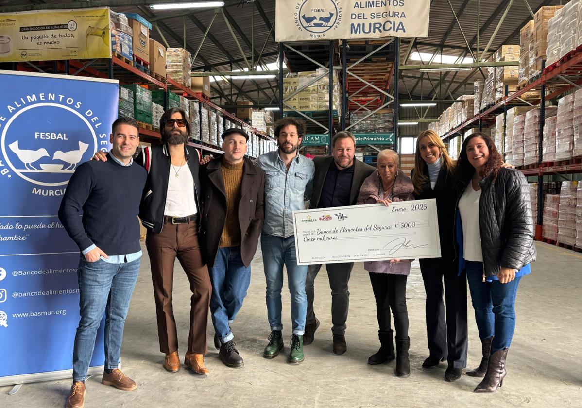 Acto de entrega del cheque solidario, este jueves.