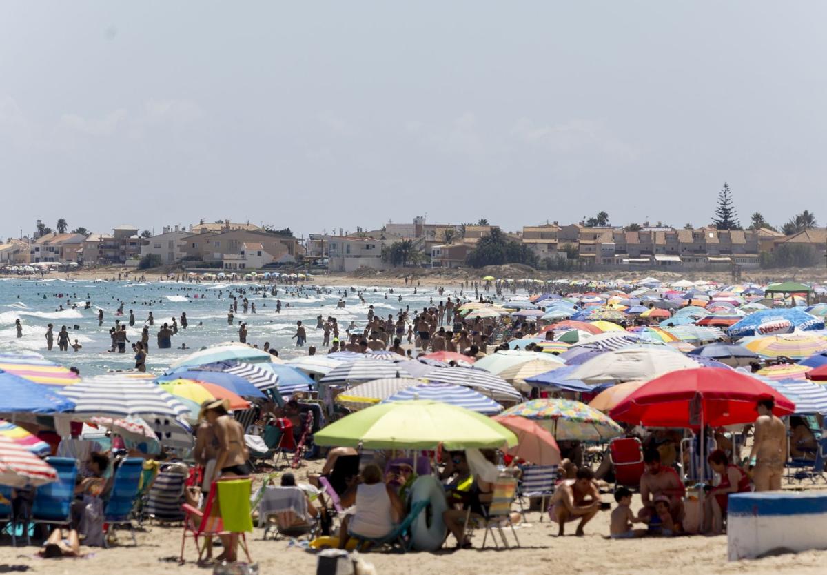 Turistas y veraneantes en las playas de La Manga en una imagen de este verano.