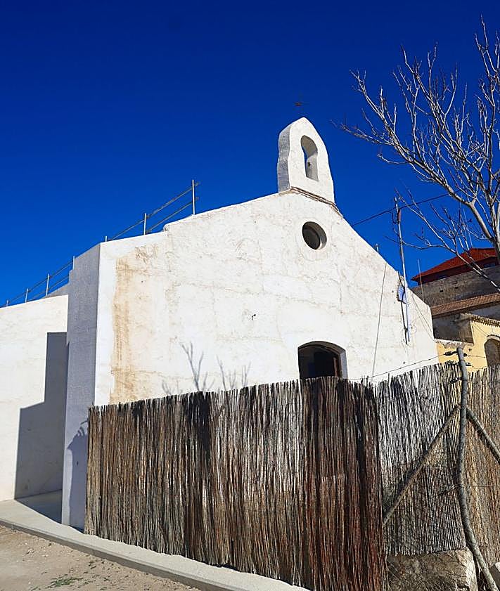 Imagen secundaria 2 - Arriba: Torre del Negro, en mitad de una finca agrícola, en las inmediaciones de Los Urrutias. Abajo: Interior de la ermita de la Paz (Alcantarilla), en obras.