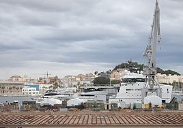 Barcos en reparación en el astillero de Navantia en Cartagena.
