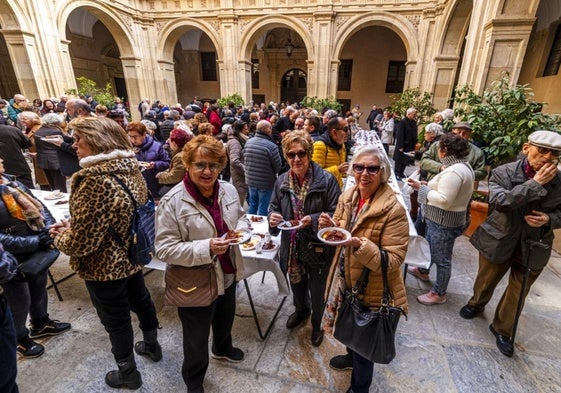 Un grupo de feligreses degustan el tradicional boniato dulce que ofreció ayer el Obispado.