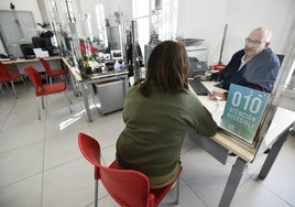 Una ciudadana es atendida por un trabajador municipal en la Ventanilla Única de la Glorieta.