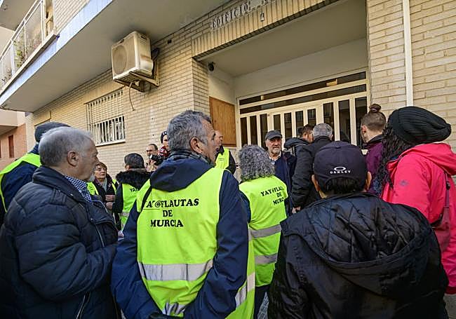 Yayoflautas en uno de los pisos que iban a ser desalojados.