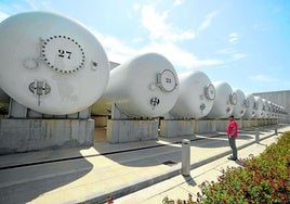 Un técnico de la planta desaladora de Torrevieja (Alicante) supervisa las instalaciones.