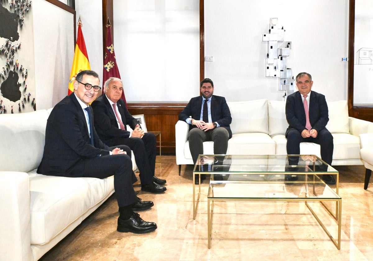 El rector de la UMU, José Luján; el presidente del Consejo Social de la UMU, Bartolomé Viúdez; el presidente de la Comunidad, López Miras; y el consejero de Universidades, Juan María Vázquez.