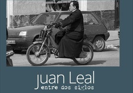 El Padre Joseíco por las calles de Murcia en moto sin casco y con sotana. Es la imagen elegida para portada del catálogo y del cartel. 1989.