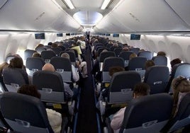 Vista interior de un avión de pasajeros.