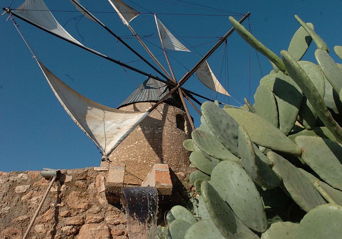 Imagen principal - Arriba: Molino en Lo Luengo, en Cartagena. Abajo: puertas del presbiterio de la iglesia San Francisco, en Lorca, y Teatro Apolo, en El Algar.