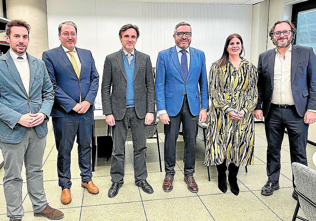 José Francisco Lajara, Francisco J. Rollán, Jorge García Montoro, Miguel López Abad, María Dolores Gil y Ramón Avilés, ayer, tras la reunión mantenida en la Consejería de Fomento.