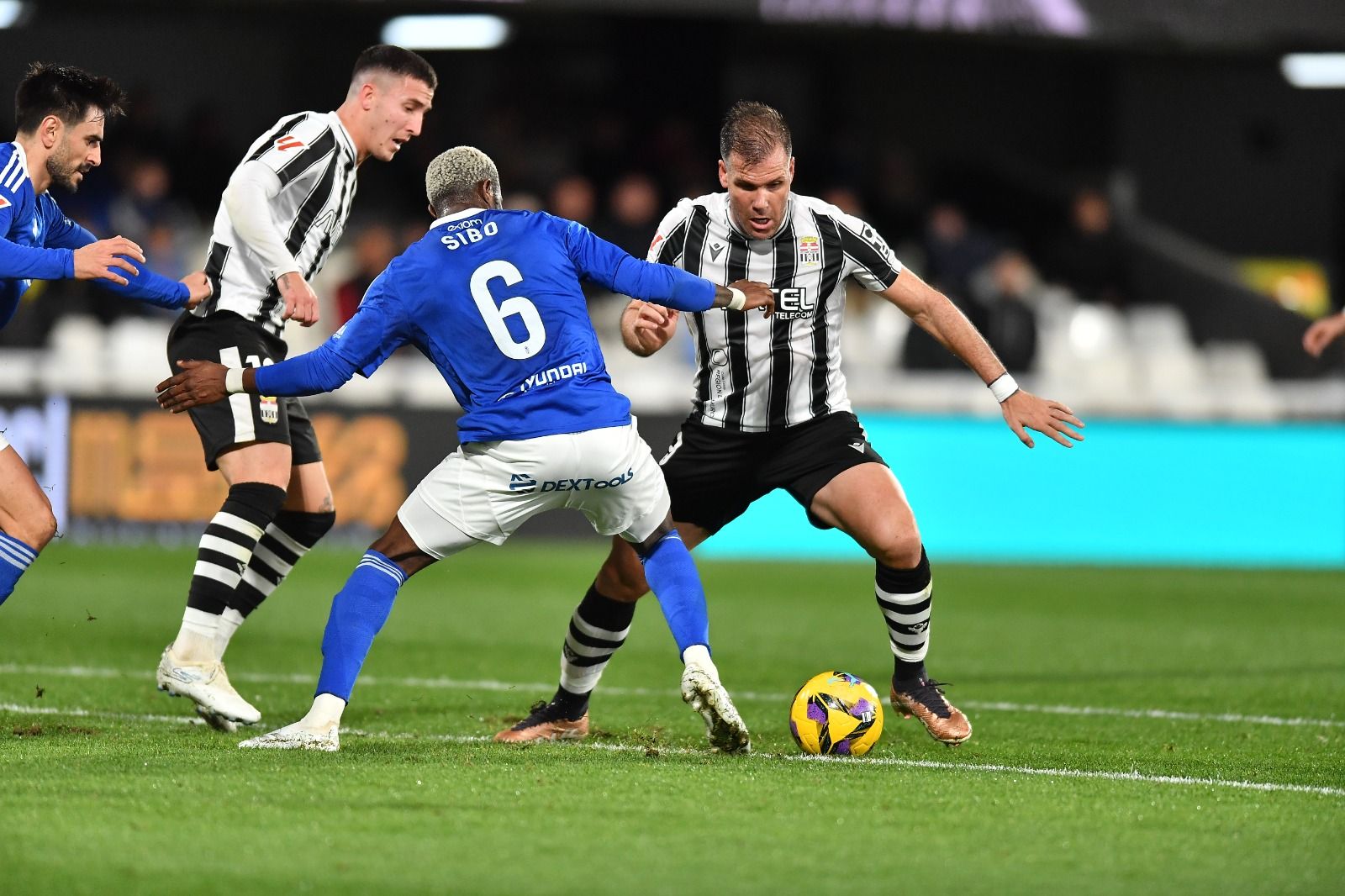 La derrota del Cartagena frente al Oviedo, en imágenes