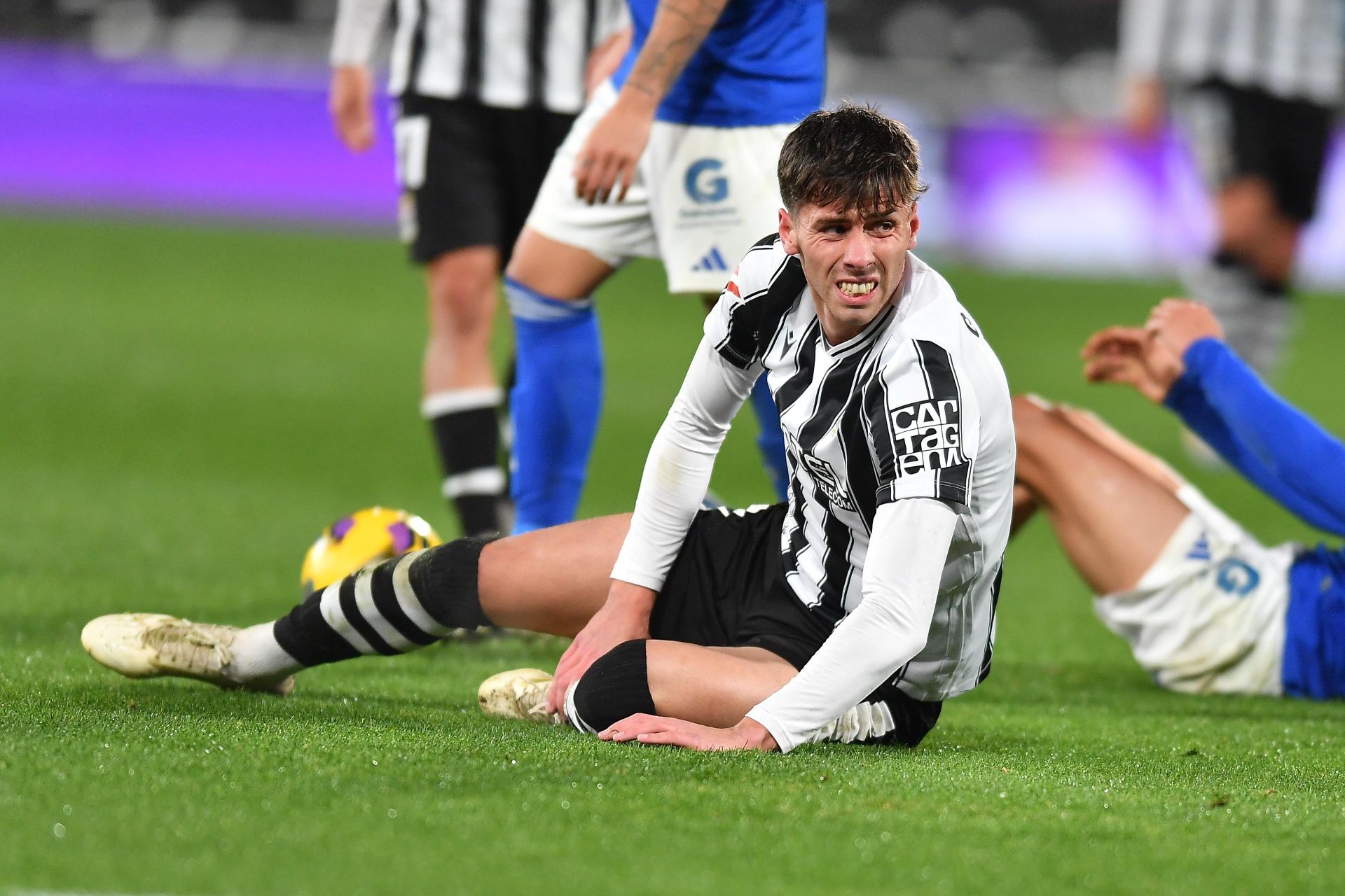 La derrota del Cartagena frente al Oviedo, en imágenes