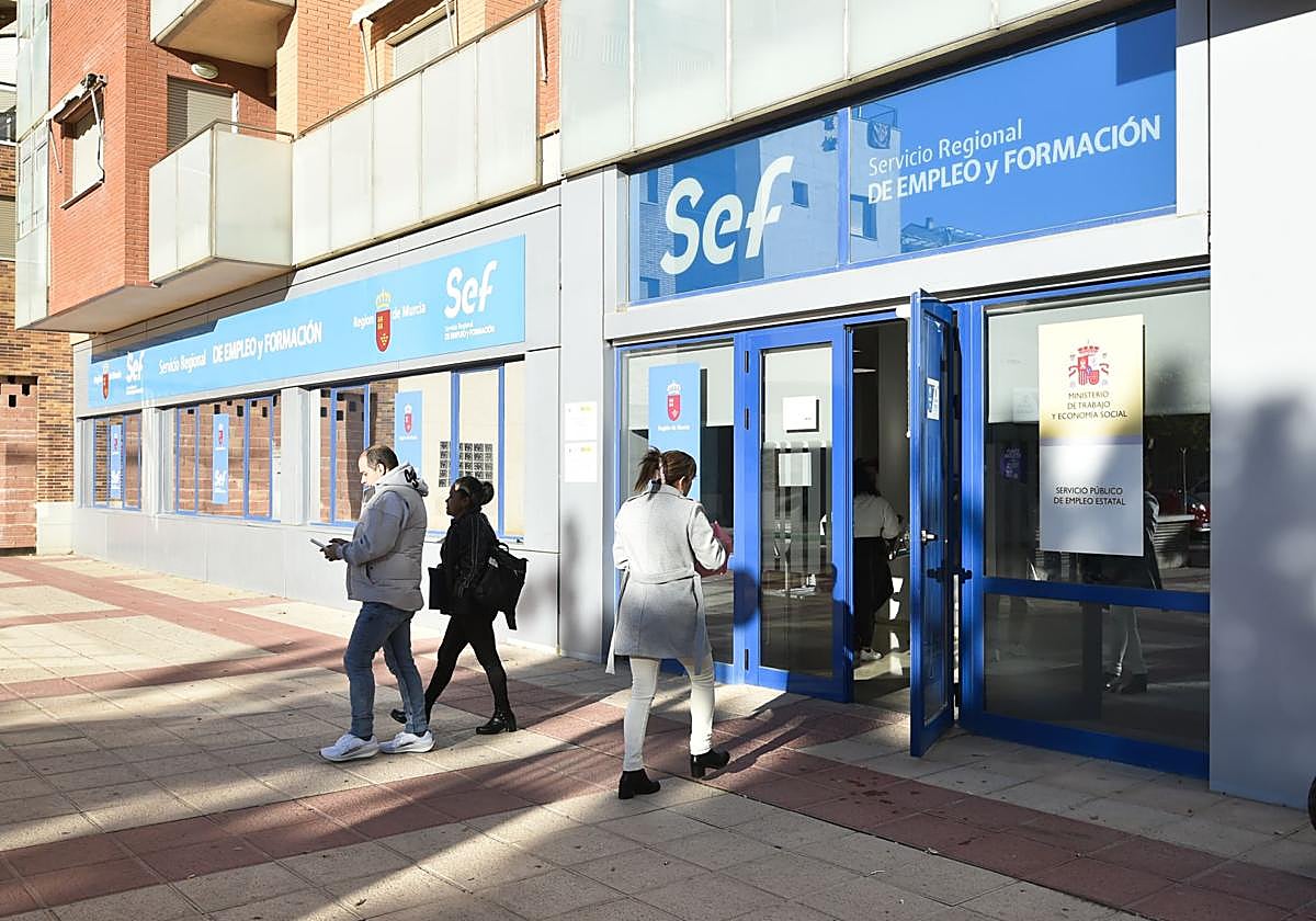 La entrada de la oficina del SEF en la avenida Príncipe de Asturias de Murcia.