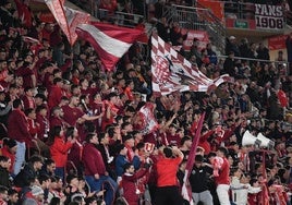 La afición del Real Murcia anima su equipo ante el Hércules.