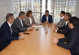 Un momento de la reunión del alcalde con los empresarios.