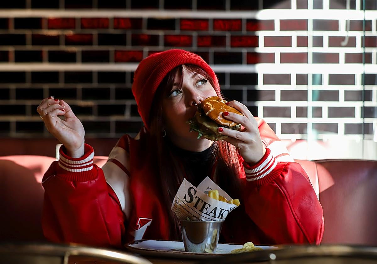 Quedamos para el aperitivo, pero Madbel solo quería una hamburguesa (en este caso la 'Picantona' de Steakburger).