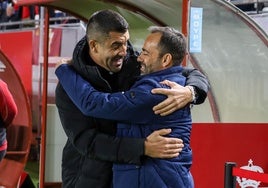 Fran Fernández se abraza con Rubén Torrecilla, técnico del Hércules.