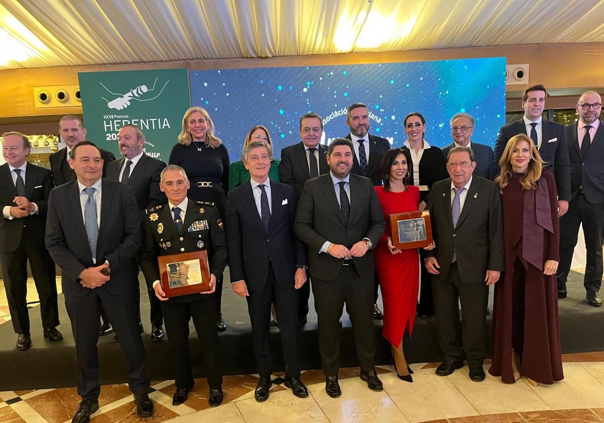 Foto de familia de los galardonados en la gala.