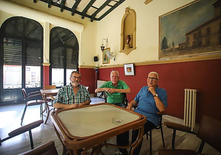 Alemán (d) y otros miembros de la directiva, en el casino de Espinardo.