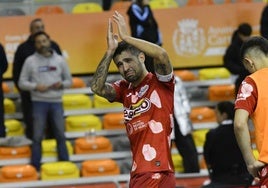 Felipe Valerio, entre lágrimas, pide perdón a la afición después de caer en penaltis ante el Betis.