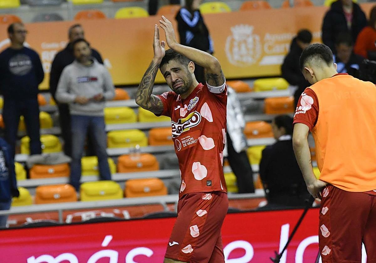 Felipe Valerio, entre lágrimas, pide perdón a la afición después de caer en penaltis ante el Betis.