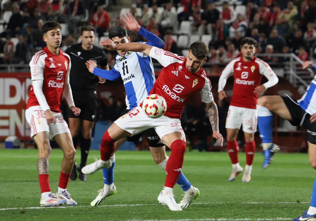 Raúl Alcaina protege el balón en el partido contra el Hércules.