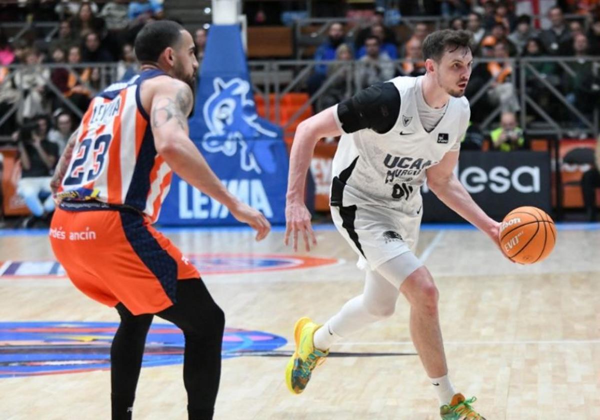 Kurucs bota el balón en el partido contra el Leyma Coruña.